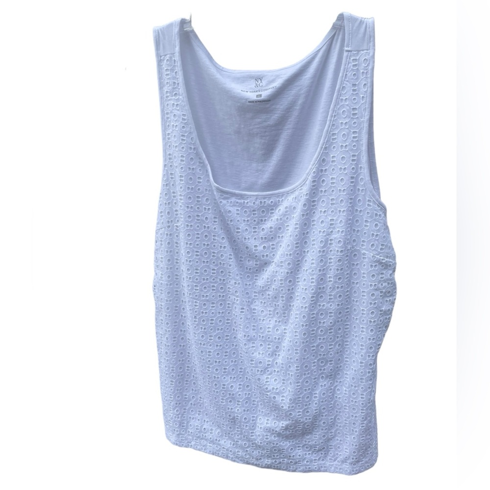 New York & Company White Sleeveless with Embroidered ‎ Shape pattern